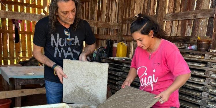 Economía Popular: familia de Candelaria sostiene fábrica de baldosas y requiere ayuda para desarrollar su trabajo