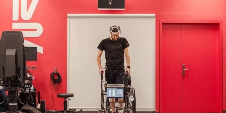 Un hombre tetrapléjico vuelve a caminar gracias a la Inteligencia Artificial