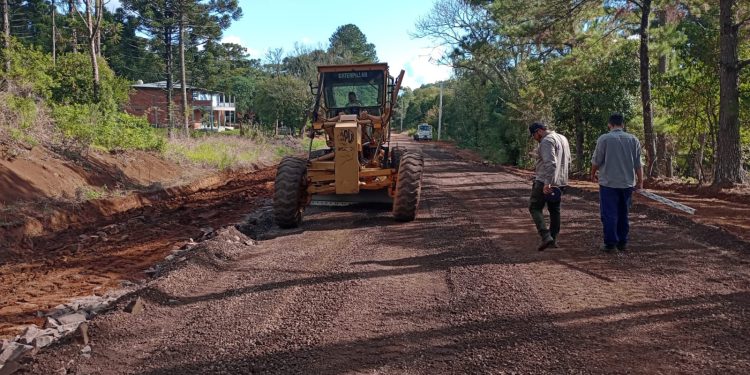 Vialidad de Misiones trabaja en el segundo acceso asfaltado a Tobuna