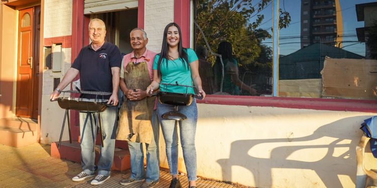 Diputados valoraron el trabajo de artesano que fabrica originales piezas con hierros reciclados