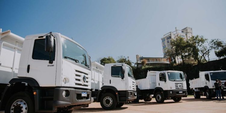Entregan camiones volcadores para fortalecer el equipamiento vial en municipios de Misiones