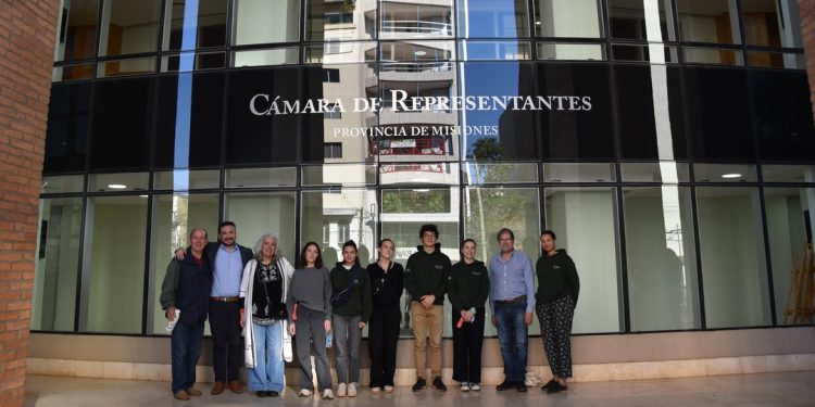 Estudiantes franceses conocieron de la vida legislativa en Misiones y destacaron la apertura de la Cámara a la participación de los jóvenes
