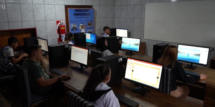 Se entregaron equipamientos informáticos para las escuelas técnicas