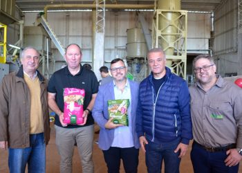 Passalacqua y Arce recorrieron innovadora fábrica de pellets de madera en Colonia Victoria