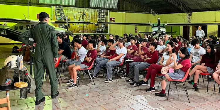 El sueño de volar y conocer la aeronáutica reunió a más de 400 jóvenes en Eldorado