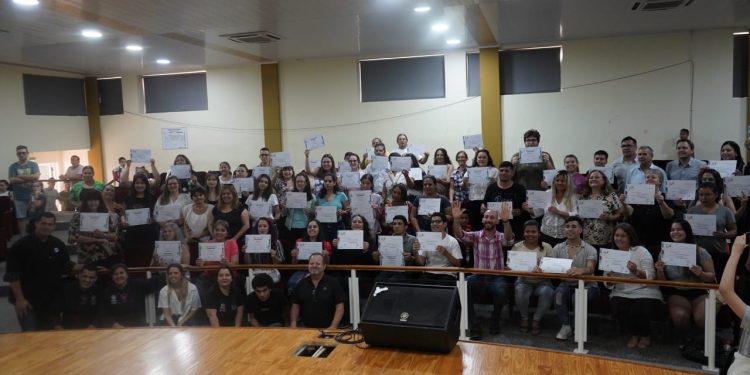 Nuevos egresados de las aulas talleres móviles en Oberá