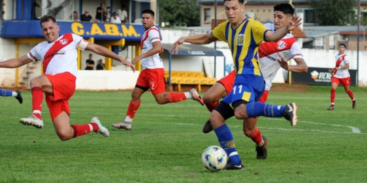 Torneo Provincial: Mitre goleó y quedó a un paso del título