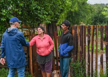 Arce recorrió barrios afectados por el temporal en Jardín América