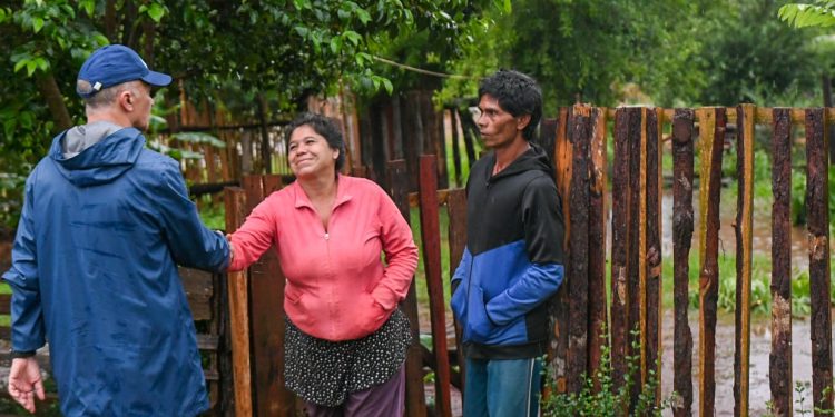 Arce recorrió barrios afectados por el temporal en Jardín América