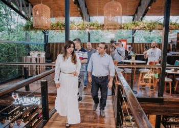 Herrera Ahuad acompañó la apertura de un nuevo emprendimiento gastronómico privado en Puerto Iguazú