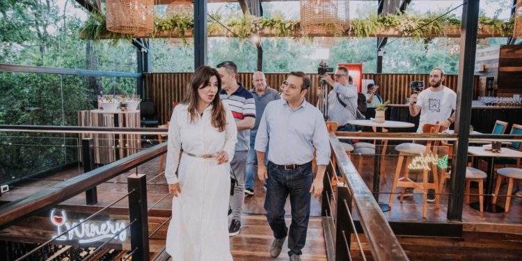 Herrera Ahuad acompañó la apertura de un nuevo emprendimiento gastronómico privado en Puerto Iguazú