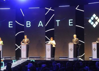 Cruces y fuertes réplicas en el primer debate público entre candidatos presidenciales