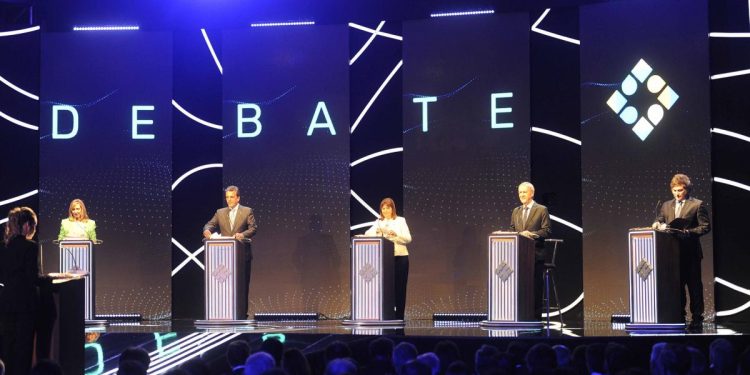 Cruces y fuertes réplicas en el primer debate público entre candidatos presidenciales