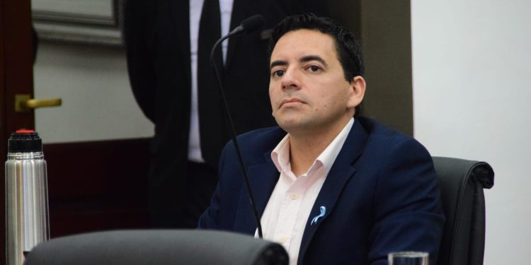 Pablo Velázquez presentó un proyecto para ampliar el horario de apertura de los baños públicos en la Costanera de Posadas