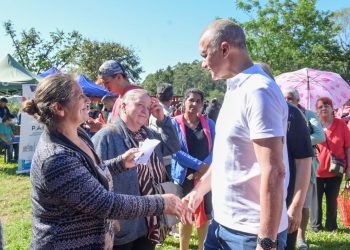 Arce recorrió San Vicente y Posadas para dialogar con vecinos y entregar reconocimientos a la comunidad misionera