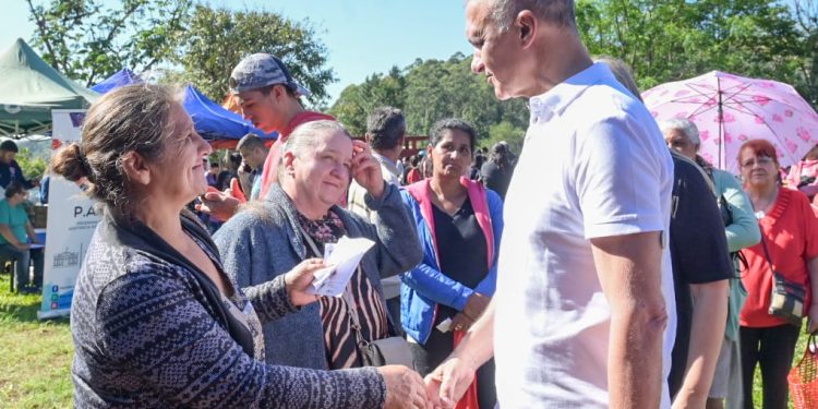 Arce recorrió San Vicente y Posadas para dialogar con vecinos y entregar reconocimientos a la comunidad misionera