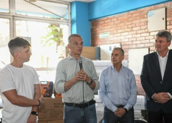 Arce acompañó la entrega de equipamientos e insumos a escuelas técnicas misioneras