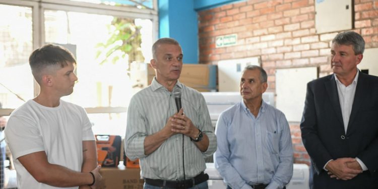 Arce acompañó la entrega de equipamientos e insumos a escuelas técnicas misioneras