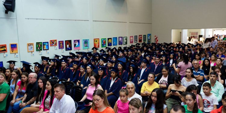 150 estudiantes del SiPTeD celebraron su acto de egresados en Alem