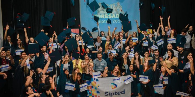Alrededor de 100 estudiantes del SiPTeD celebraron su acto de egresados en San Vicente