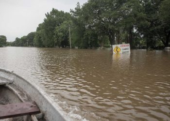 La crecida del río Paraná derrumbó dos puentes en Santa Fe