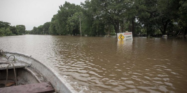 La crecida del río Paraná derrumbó dos puentes en Santa Fe