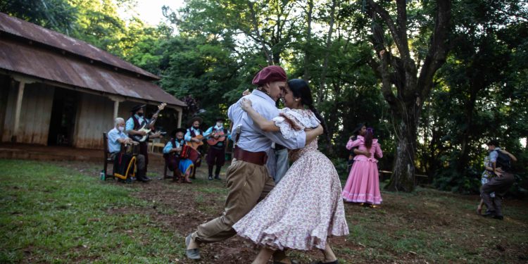 Posadas: este viernes llega la gran Fiesta del Folklore Misionero