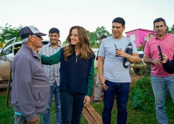Tolosa Paz y Fernando Meza recorrieron barrios afectados por los temporales en Misiones