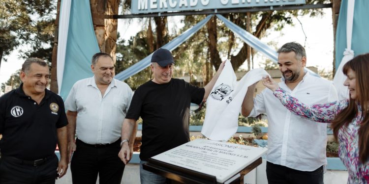 El gobernador Passalacqua reconoció la trayectoria del Mercado Central en su 40º aniversario