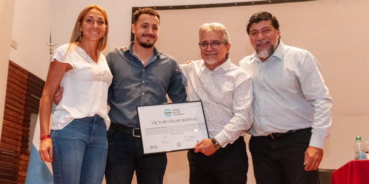 El percusionista Cacho Bernal ya tiene el título de doctor