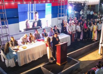 Cesar Araujo asumió la Intendencia de Jardín América y presentó su Gabinete