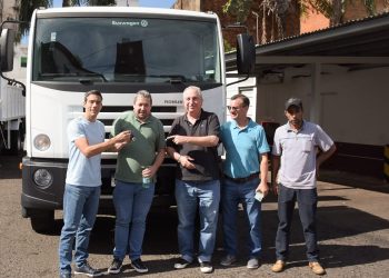 Passalacqua entregó camiones volcadores a Aristóbulo del Valle y Alba Posse