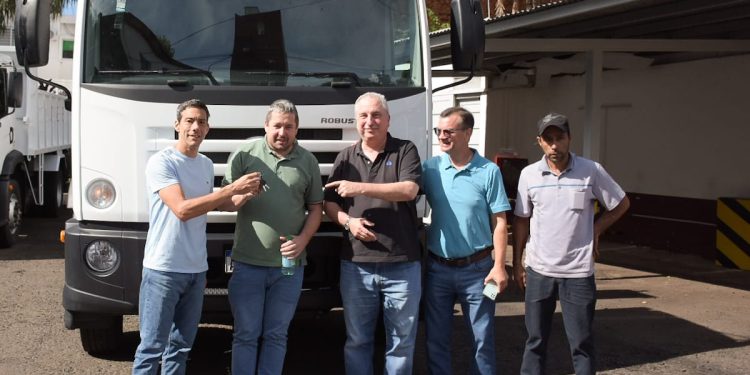 Passalacqua entregó camiones volcadores a Aristóbulo del Valle y Alba Posse