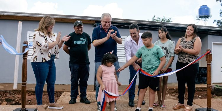 En San Pedro el gobernador encabezó la entrega de viviendas y recorrió el avance de obras de infraestructura