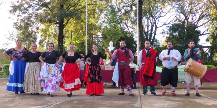 Jardín América: ballet de folclore «Teko Porá» del Área Cultura del Movimiento Evita, en la Fiesta Provincial del Turista
