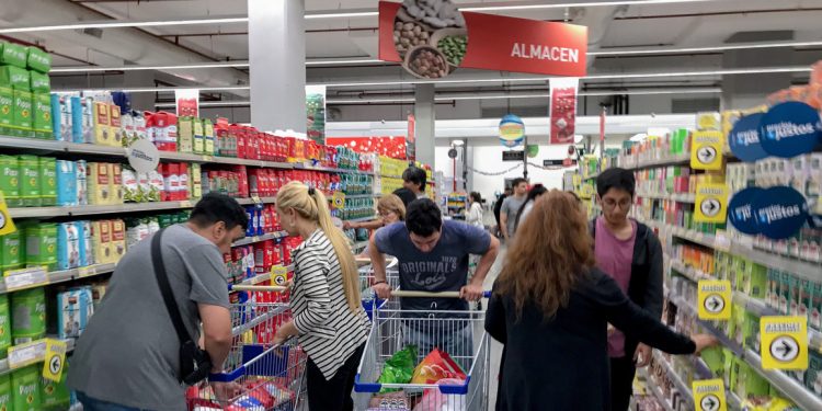 La inflación de diciembre trepó a 25,5% y cerró el año en 211,4%