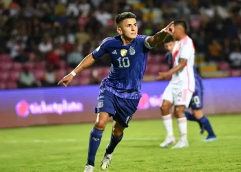 La Selección Argentina le ganó a Perú y es líder