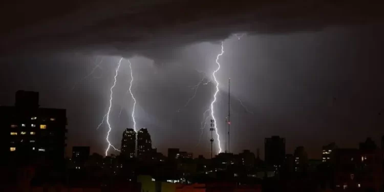 Alerta naranja y amarilla por tormentas en nueve provincias