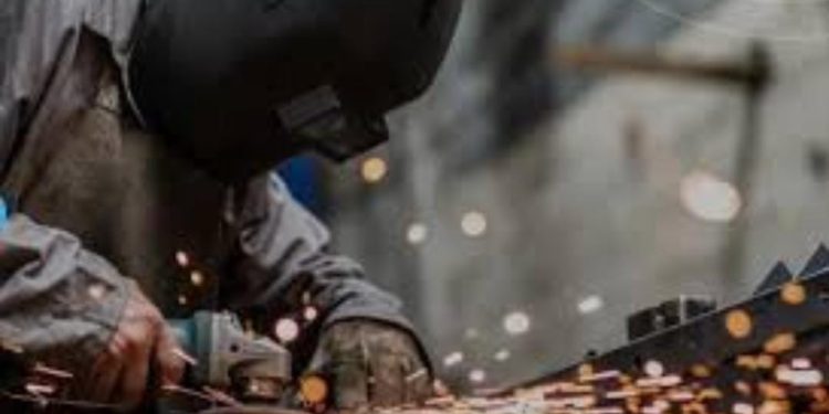 La industria pyme cae 30% anual en el primer mes de 2024