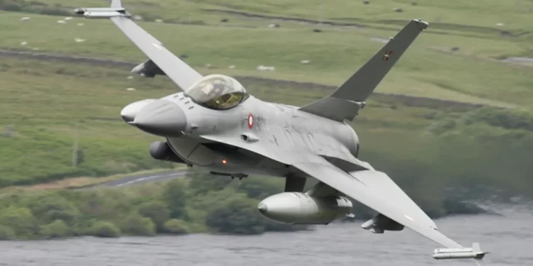 El Gobierno avanzó con la compra de aviones de combate F-16 usados