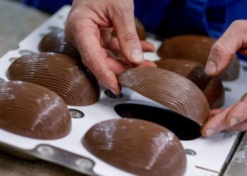 La Subsecretaría de Acción Social junto a diversos colaboradores organizan talleres de elaboración de huevos de Pascua en toda la provincia