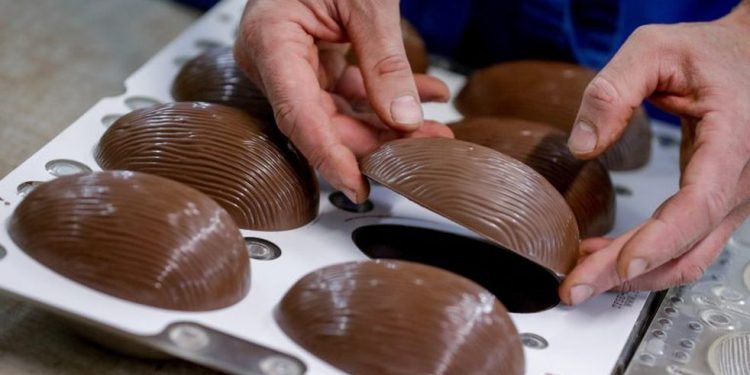 La Subsecretaría de Acción Social junto a diversos colaboradores organizan talleres de elaboración de huevos de Pascua en toda la provincia