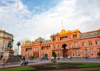 El Gobierno investiga más irregularidades: el software de casi un millón de dólares y los vehículos de alta gama