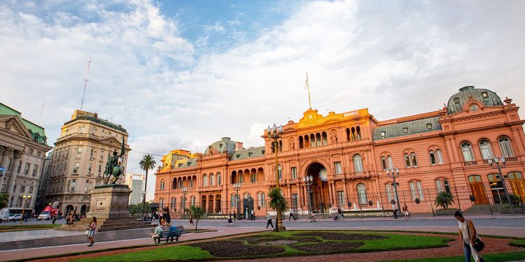 El Gobierno investiga más irregularidades: el software de casi un millón de dólares y los vehículos de alta gama