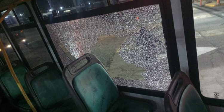 La «defensa a los trabajadores» sindical… atacó a piedrazos a los ómnibus que no adhirieron a la huelga general
