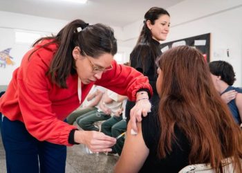 Gran demanda de vacuna contra el dengue para jóvenes
