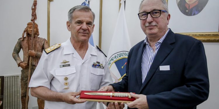 Passalacqua recibió en Misiones al Comandante a cargo del Área Naval Fluvial de la Armada Argentina