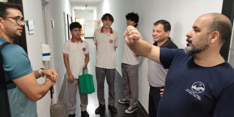 Estudiantes del Instituto Superior Espíritu Santo presentaron «VibraSense», una pechera inteligente diseñada para personas con discapacidad visual