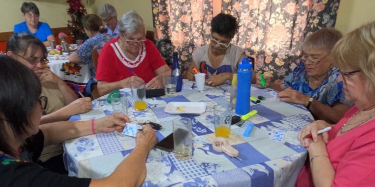 El Bingo del Mateando cerró el año con abuelos del Hogar Santa Marta