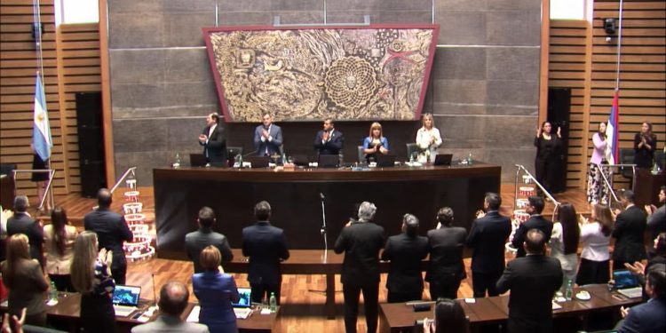 Con el cien por ciento de los votos positivos, Herrera Ahuad fue reelecto como presidente de la Legislatura